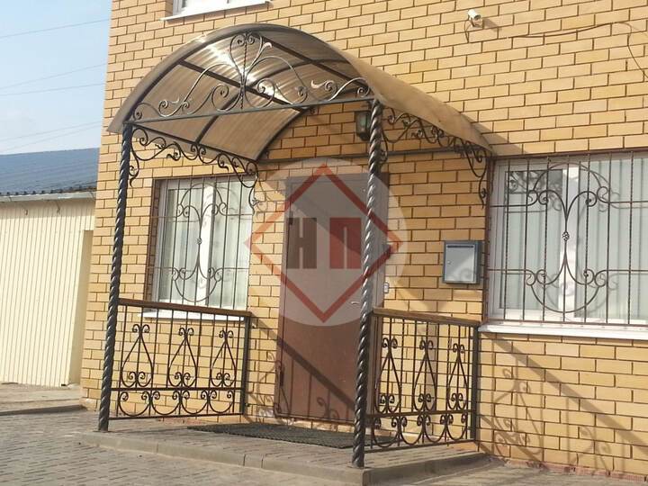 навес над крыльцом с коваными перилами