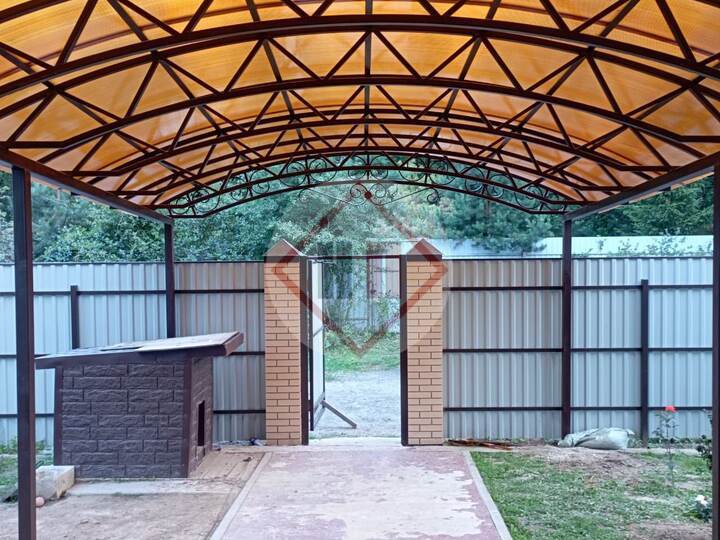 стальной арочный навес для загородного дома