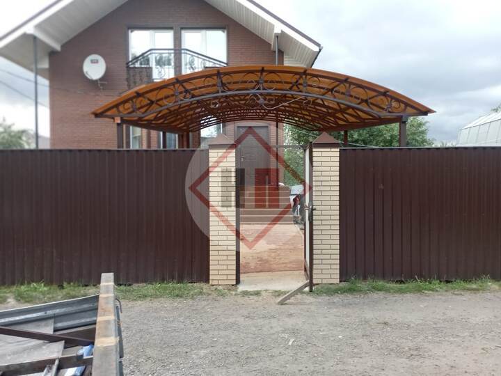 стальной арочный навес для загородного дома