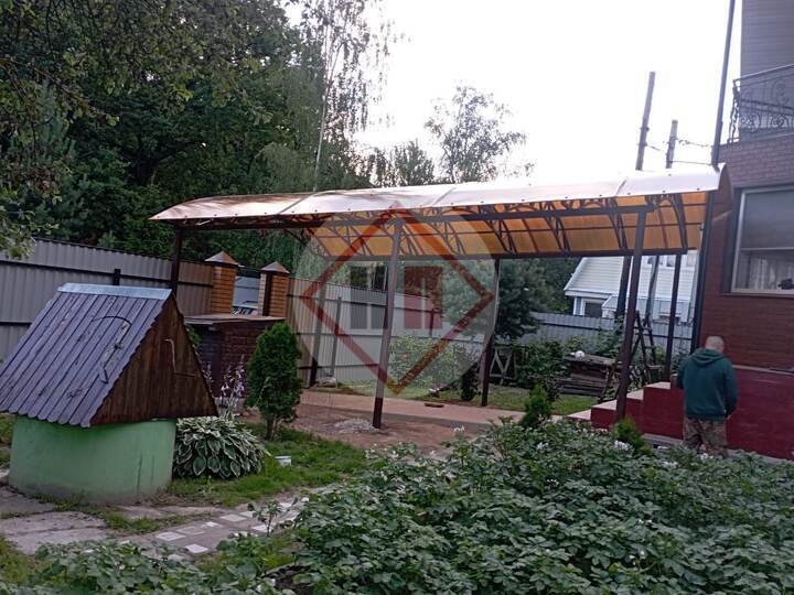 стальной арочный навес для загородного дома