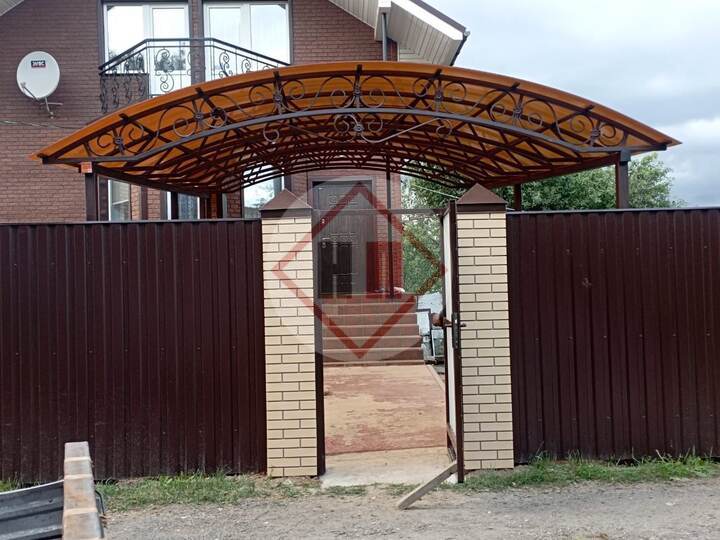 стальной арочный навес для загородного дома