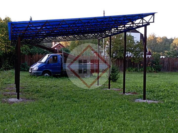 односкатный навес из поликарбоната синего цвета