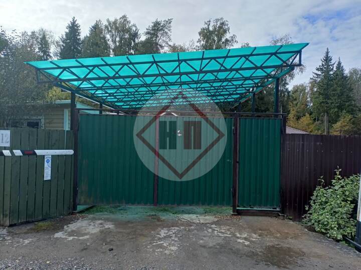 автомобильный односкатный навес с кровлей из зеленого поликарбоната