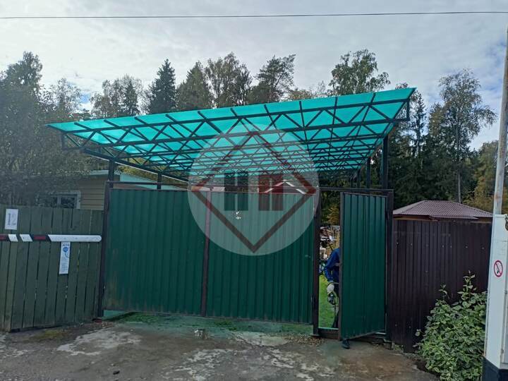 автомобильный односкатный навес с кровлей из зеленого поликарбоната