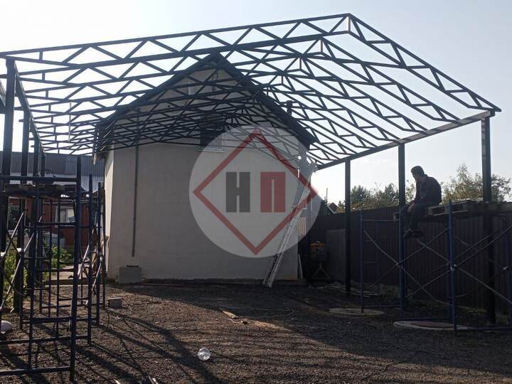 двускатный навес из металла для парковки авто