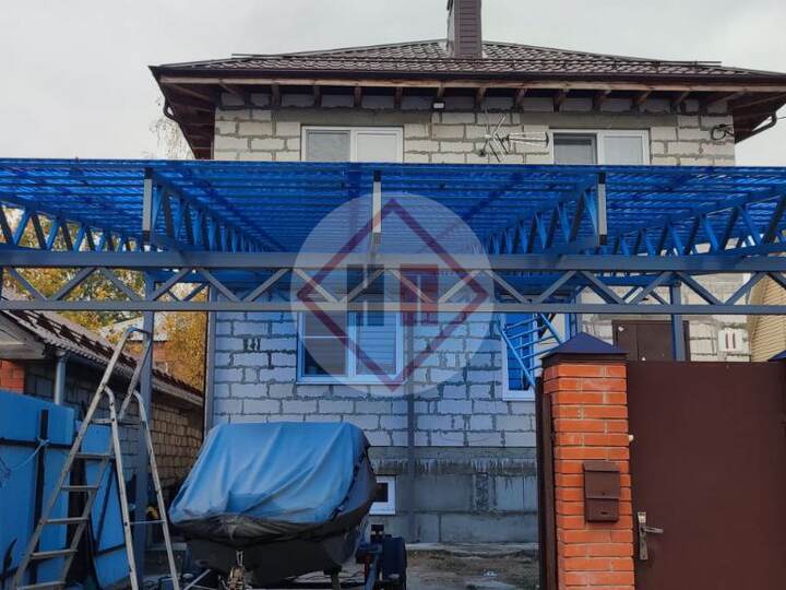 большой односкатный навес из поликарбоната синего цвета