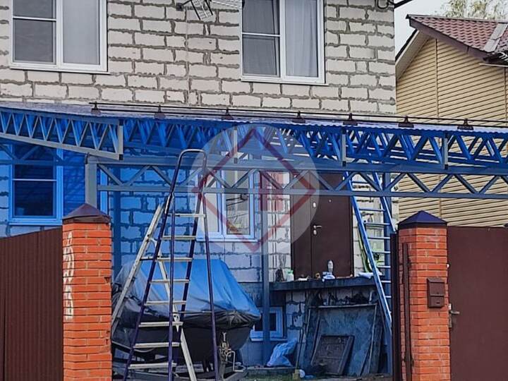 большой односкатный навес из поликарбоната синего цвета
