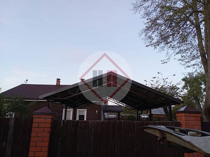 недорогой двускатный навес в дом