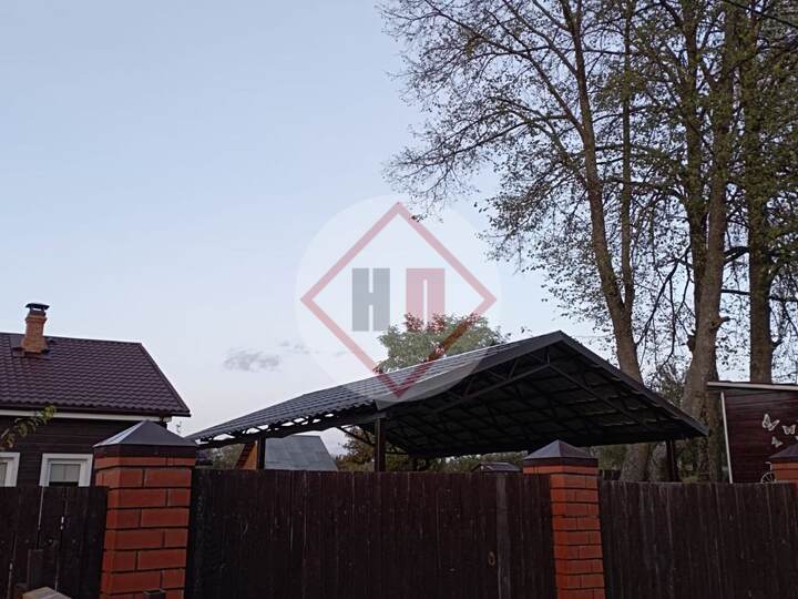недорогой двускатный навес в дом