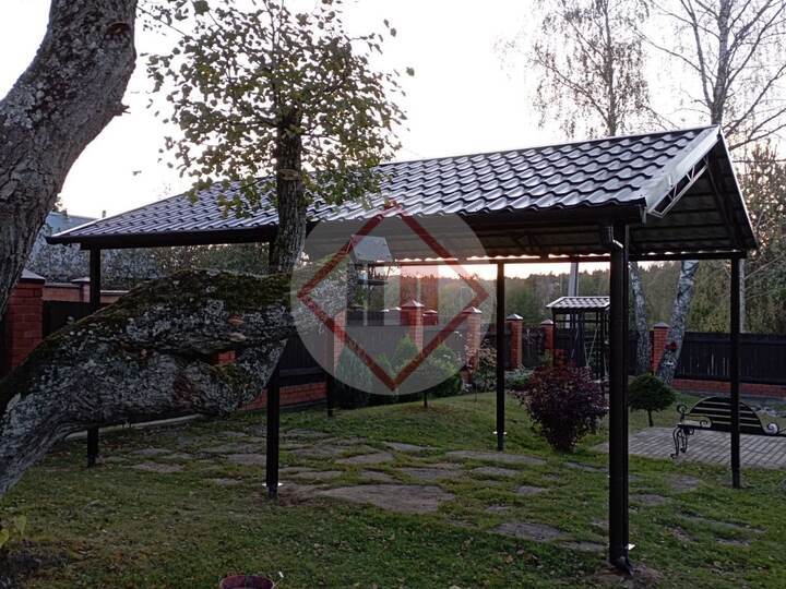 недорогой двускатный навес в дом