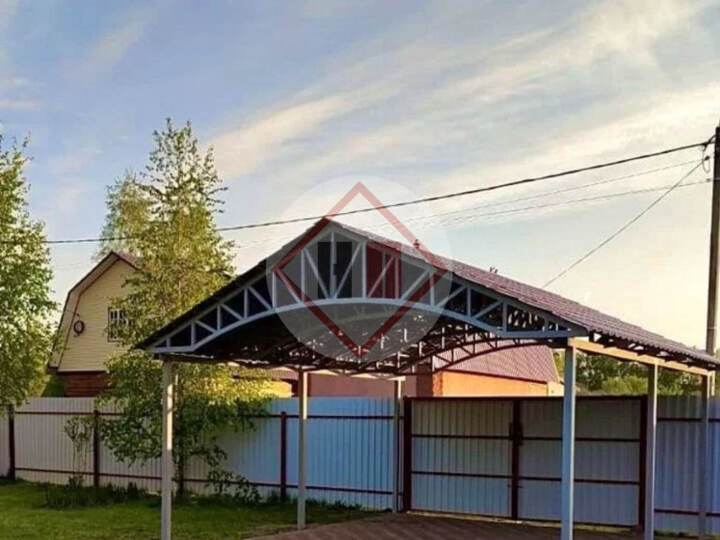 навес из металлочерепицы с двускатной формой крыши
