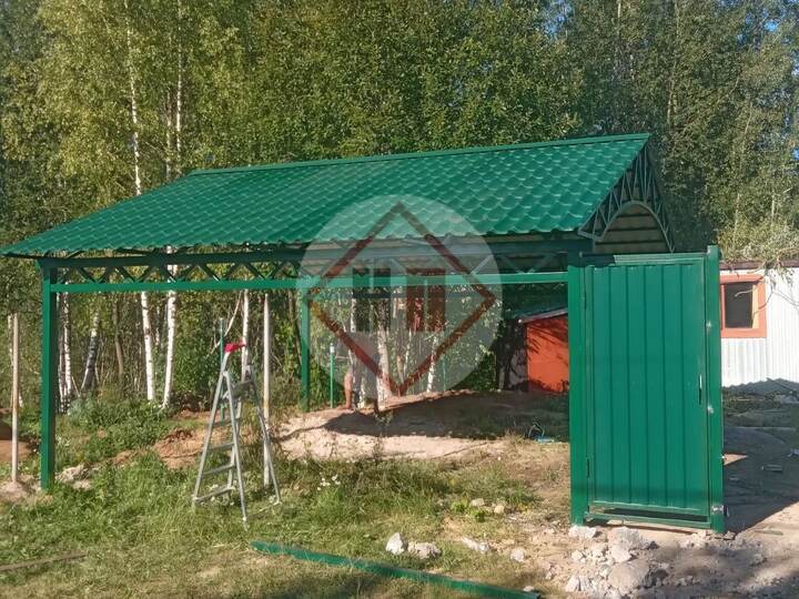 навес с зеленой металлочерепицей