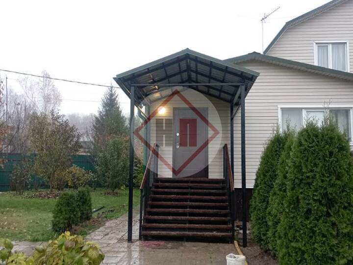 двускатный навес из металлочерепицы к крыльцу дома