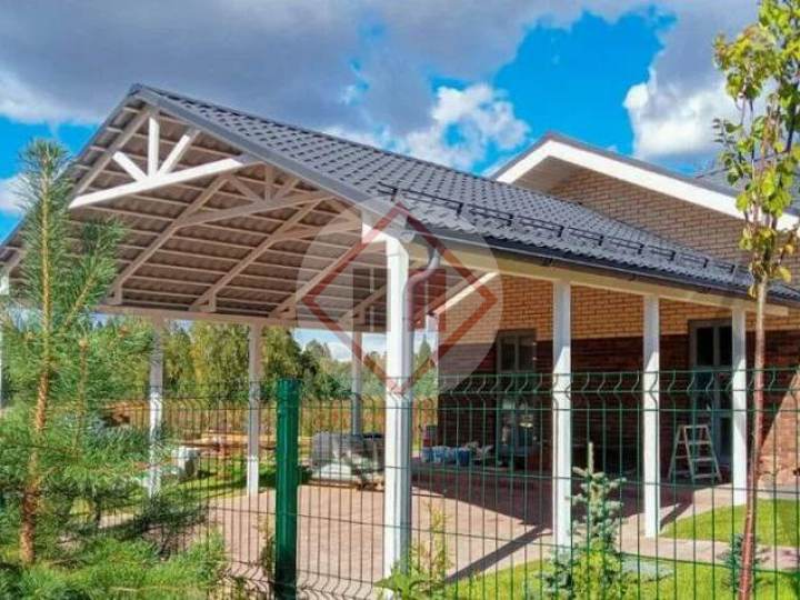 навес со снегозадержателями для загородного дома