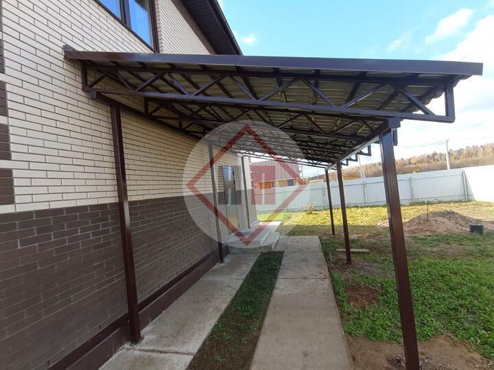 прямой навес у входа в загородный дом