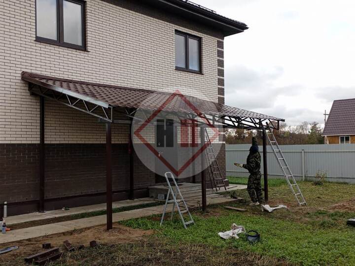 прямой навес у входа в загородный дом