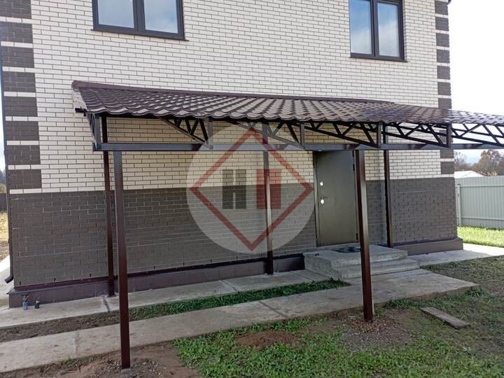 прямой навес у входа в загородный дом