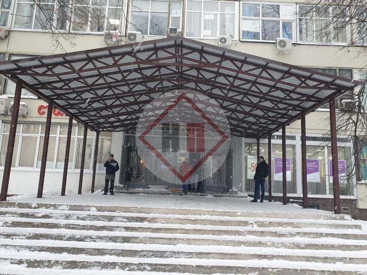 двускатный навес для входа в учреждение