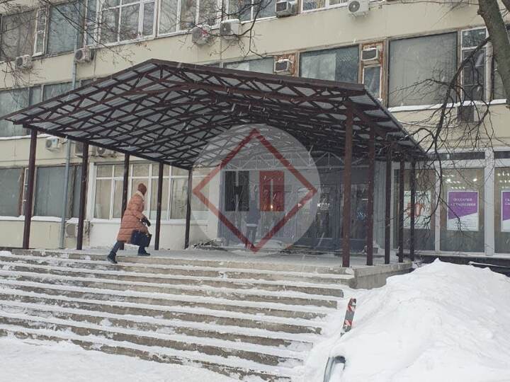 двускатный навес для входа в учреждение