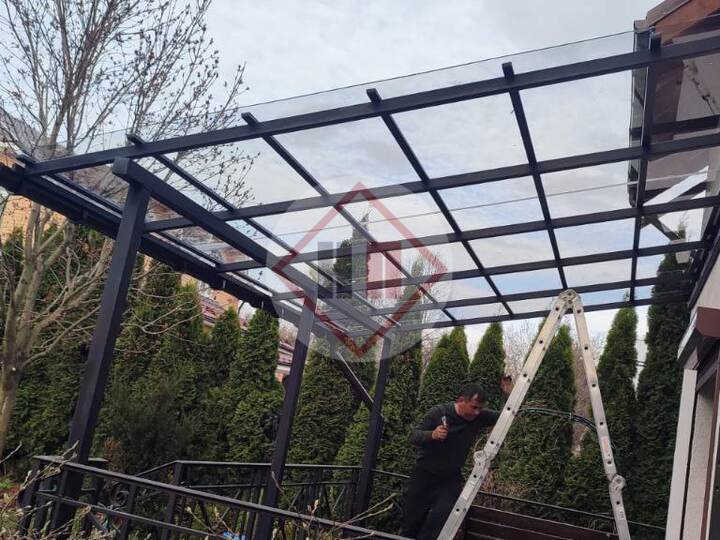навес-терраса над крыльцом с монолитным поликарбонатом