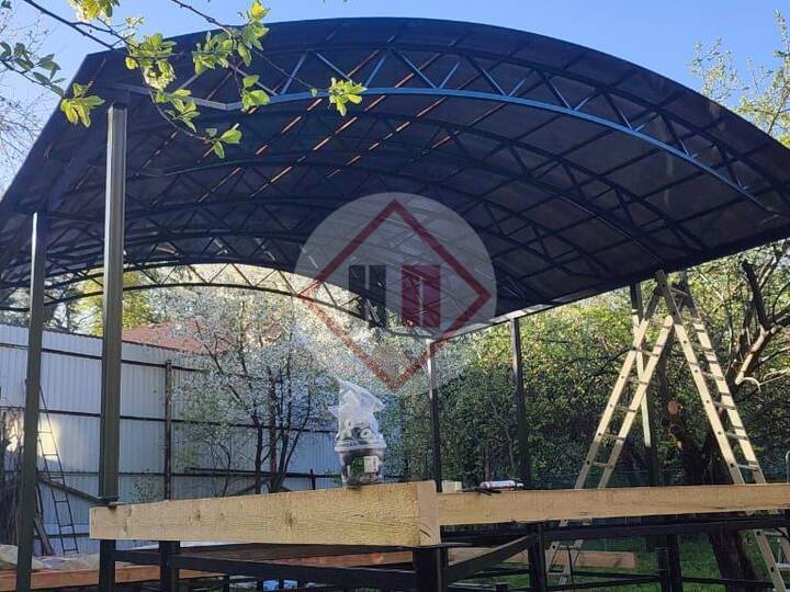высокий навес для автомобиля на восьми опорах