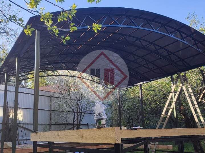 высокий навес для автомобиля на восьми опорах