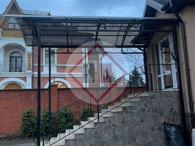 арочный навес с элементами ковки для крыльца