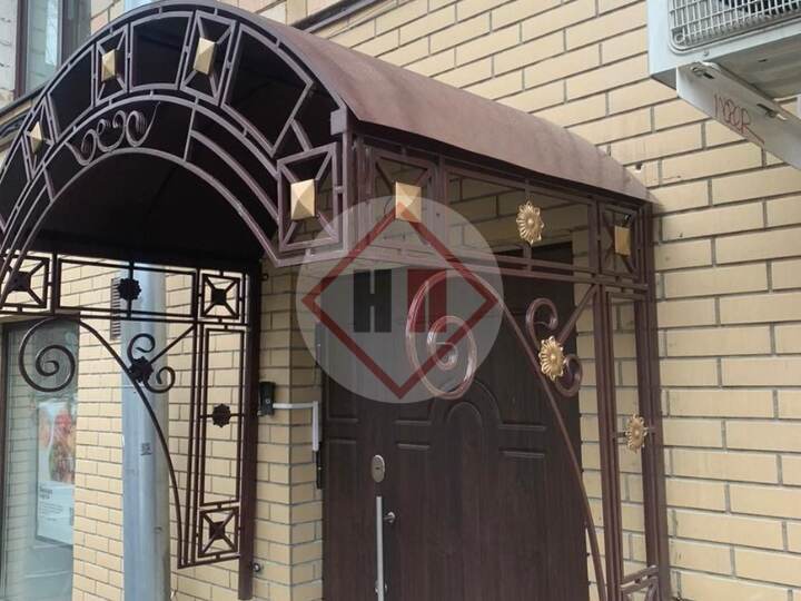кованый навес над входом