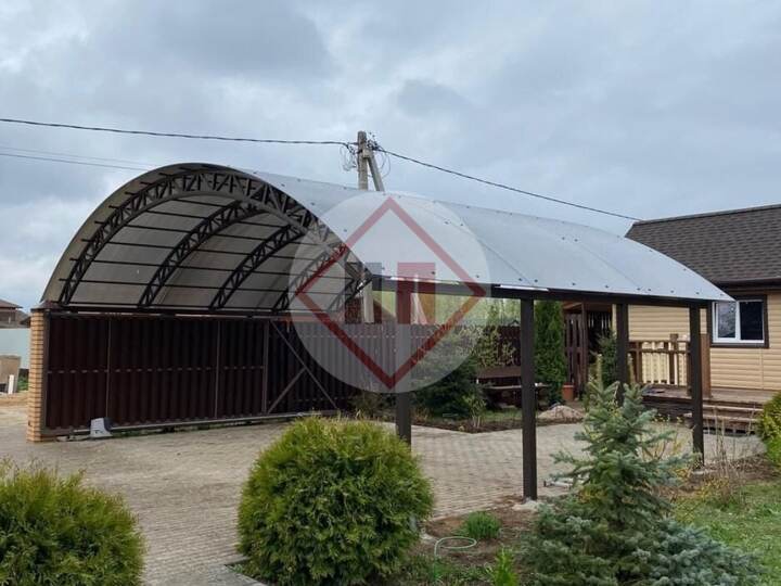 большой арочный навес для загородного дома