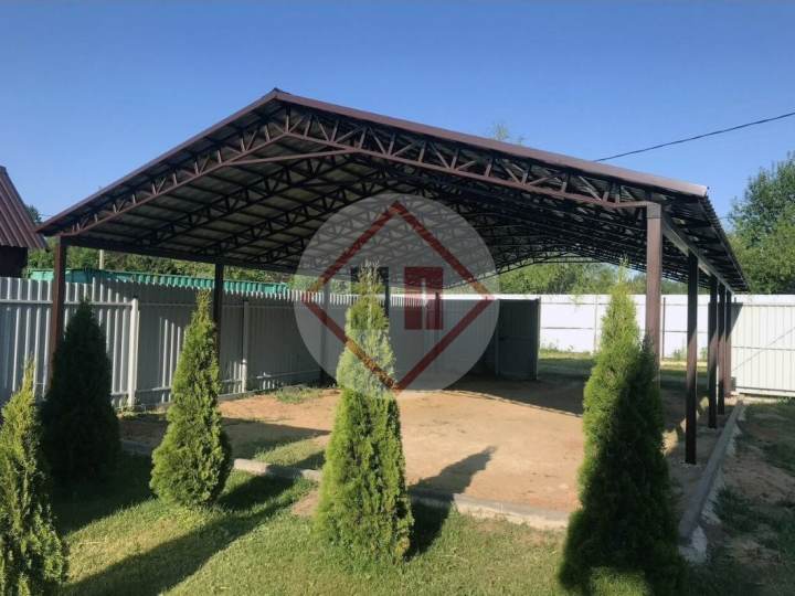 большой навес с двускатной кровлей