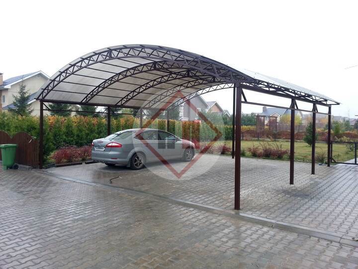отдельно стоящий арочный навес для автомобилей