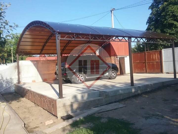 большой арочный навес из поликарбоната под авто