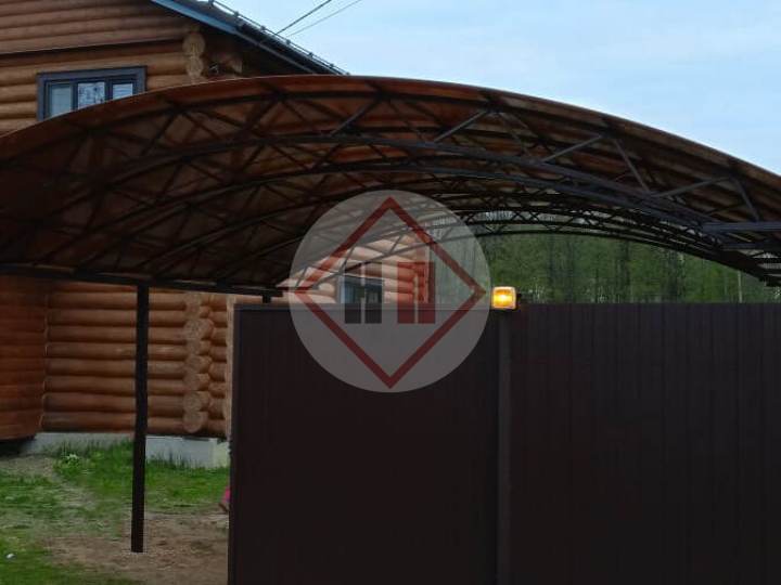 большой навес для парковки автомобилей