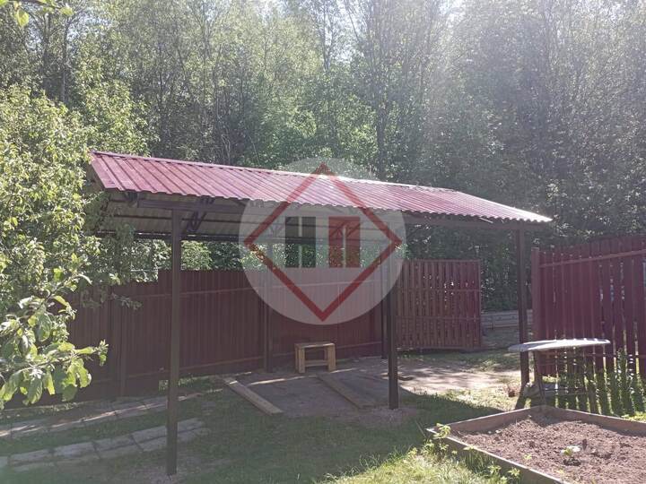 недорогой навес для дачи с кровлей из профлиста
