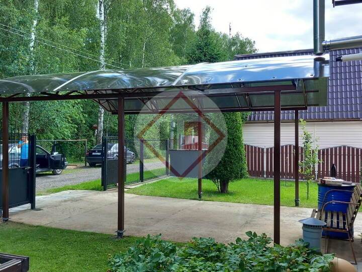 арочный навес с тонированным поликарбонатом