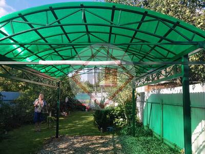 арочный навес с кровлей из зеленого поликарбоната