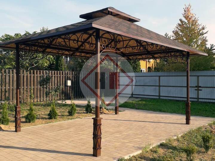 навес с коваными элементами и мягкой кровлей