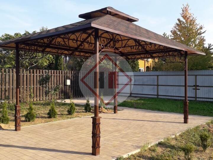 навес с коваными элементами и мягкой кровлей