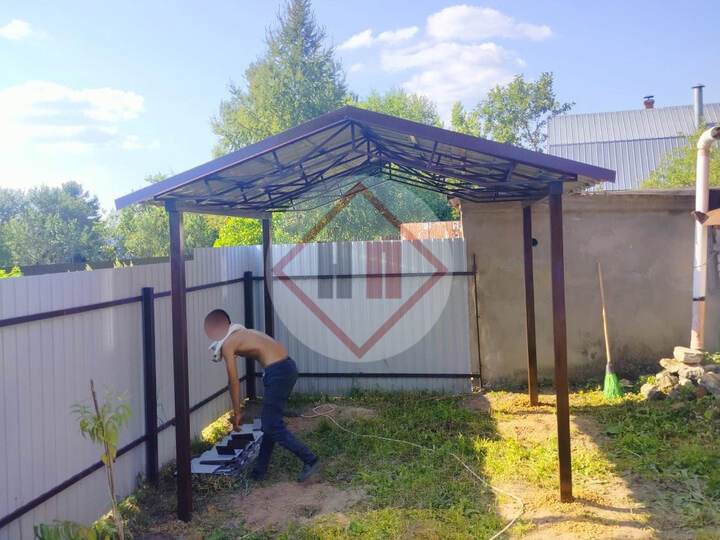 небольшой дачный навес с двускатной крышей