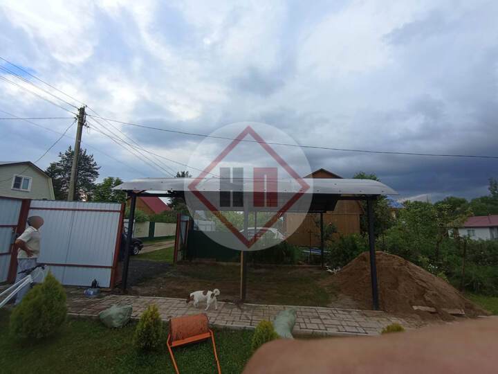 навес с арочной кровлей для деревянной дачи