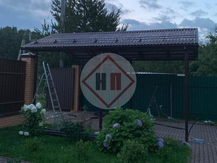 навес для дачи с двускатной кровлей и арочным основанием ферм