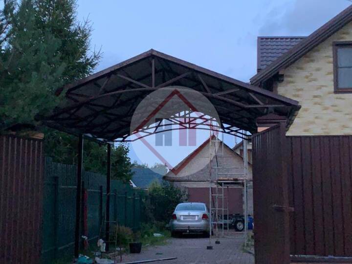 навес для дачи с двускатной кровлей и арочным основанием ферм