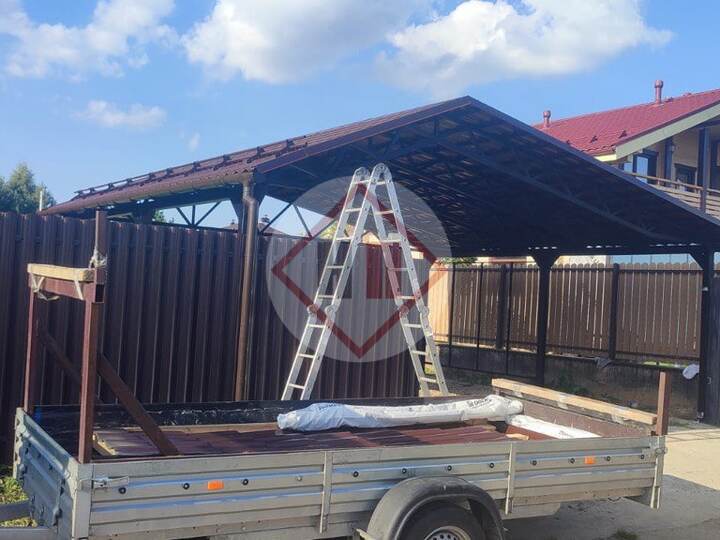 двускатный навес со снегозадержателями и водосточкой
