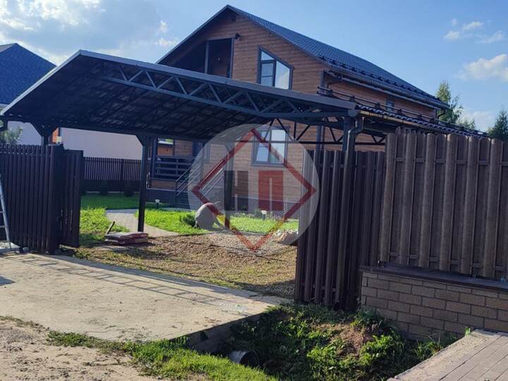 двускатный навес со снегозадержателями и водосточкой