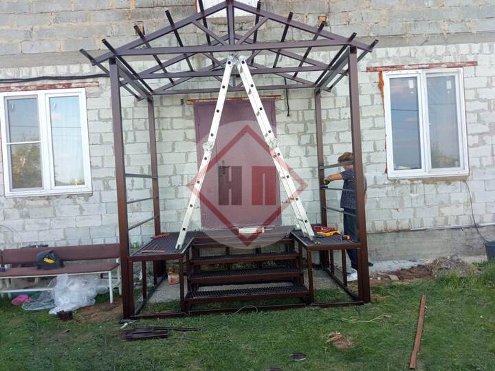 двускатный навес над крыльцом