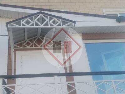 небольшой двускатный навес над крыльцом