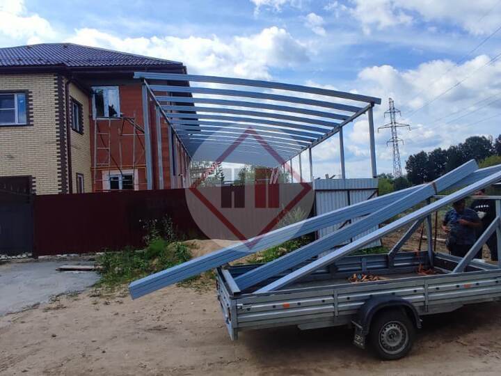 большой и высокий навес со стропилами