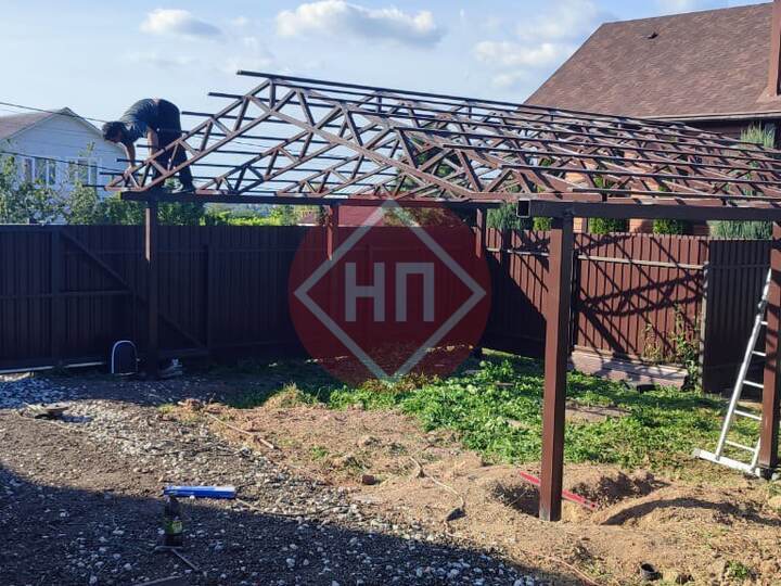 навес для дачи с двускатной кровлей из профлиста