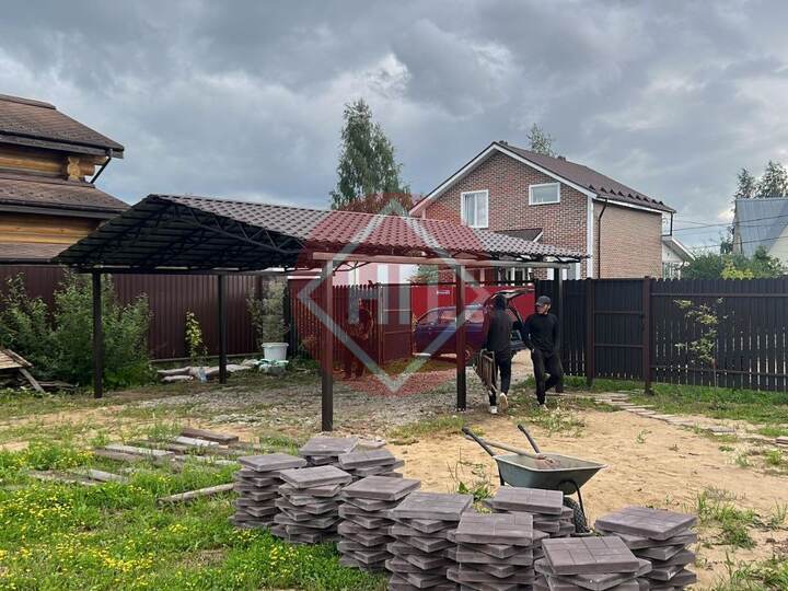 металлический навес с металлочерепицей и коньковой планкой
