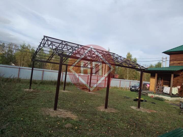 навес для дачи с двускатной крышей из профлиста